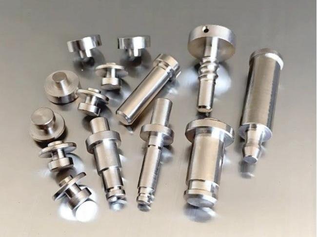 金屬與塑料鉚釘終極指南：精密制造的7大關鍵類型、鉆孔尺寸及毛刺解決方案